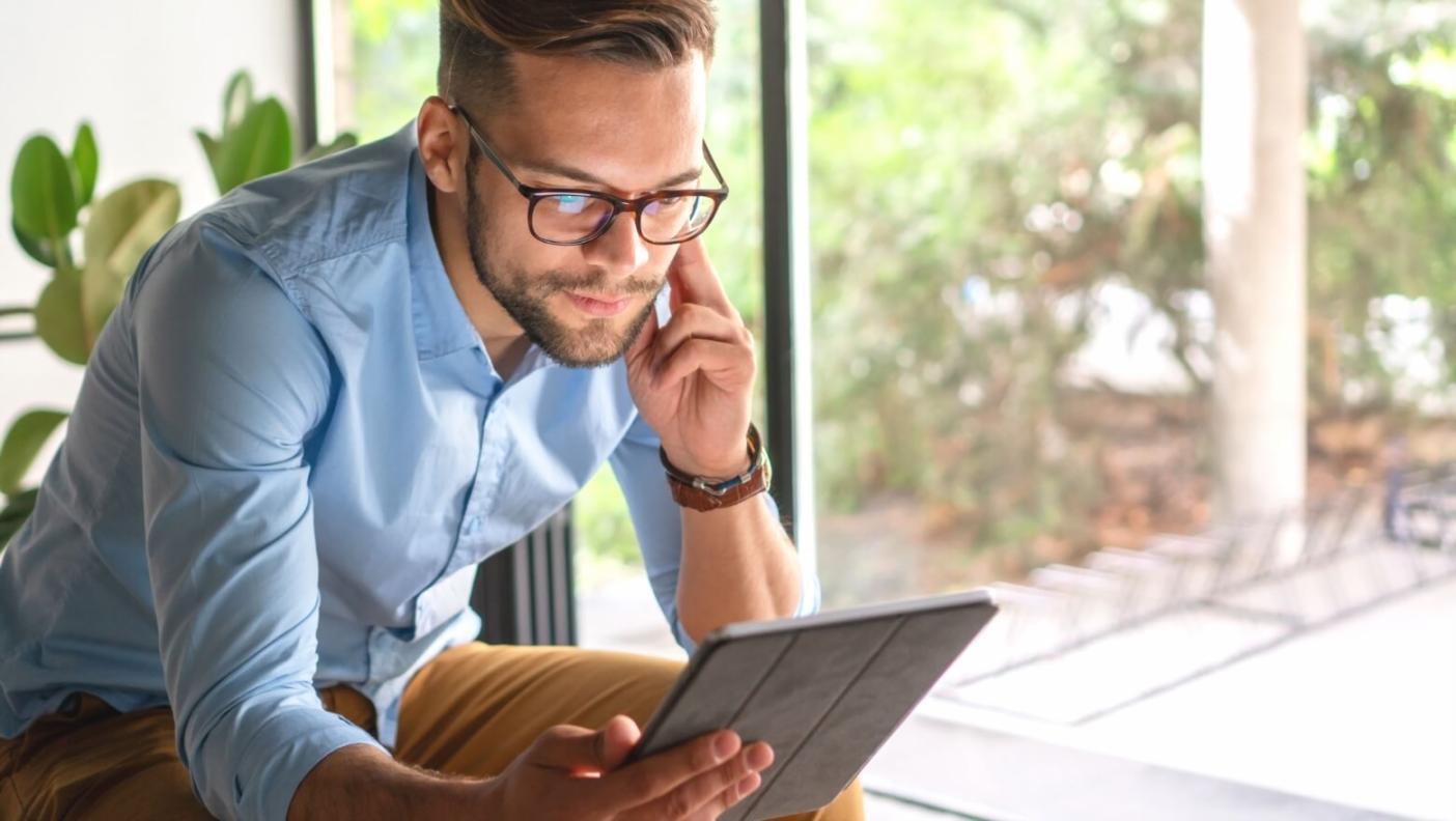 Participante trabajando en ejercicios prácticos durante taller en línea